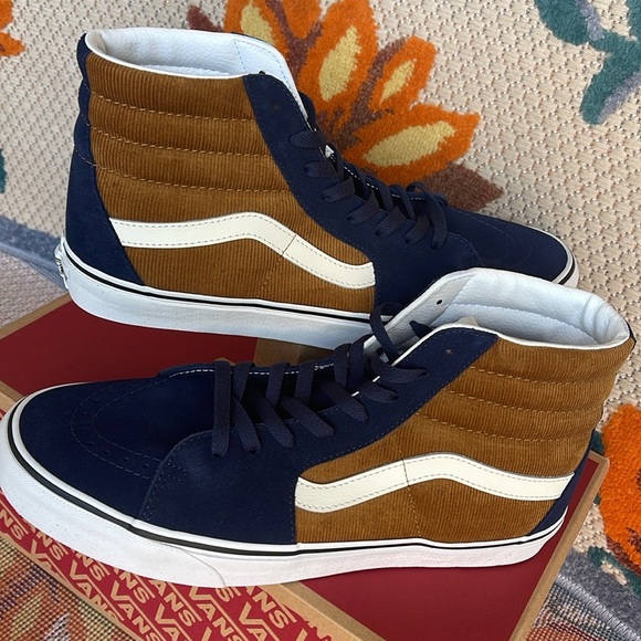 Vans WMNS Sk8-Hi
Mini Cord Blue/Brown
VN0007NS0BO
Sneakers - Picture 11 of 16
